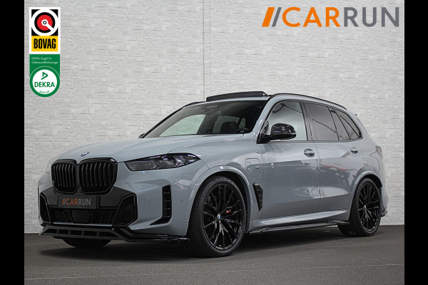 BMW X5 50e M-Sport Pro | 360 Camera | ACC | Panorama | Carbon | Head-Up | Trekhaak | Harman-Kardon | Memory | 22 inch | Comfortstoelen | Stoelverwarming V+A | Keyless-Entry | M-Gordels | Iconic-Glow | Stuurverwarming | ISO-Glas | Luchtvering | Zonwering | Carplay |
