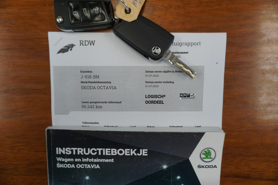 Škoda Octavia Combi 1.5 TSI 150PK/Trekhaak/17Inch/Leer-stof/ Business Edition.