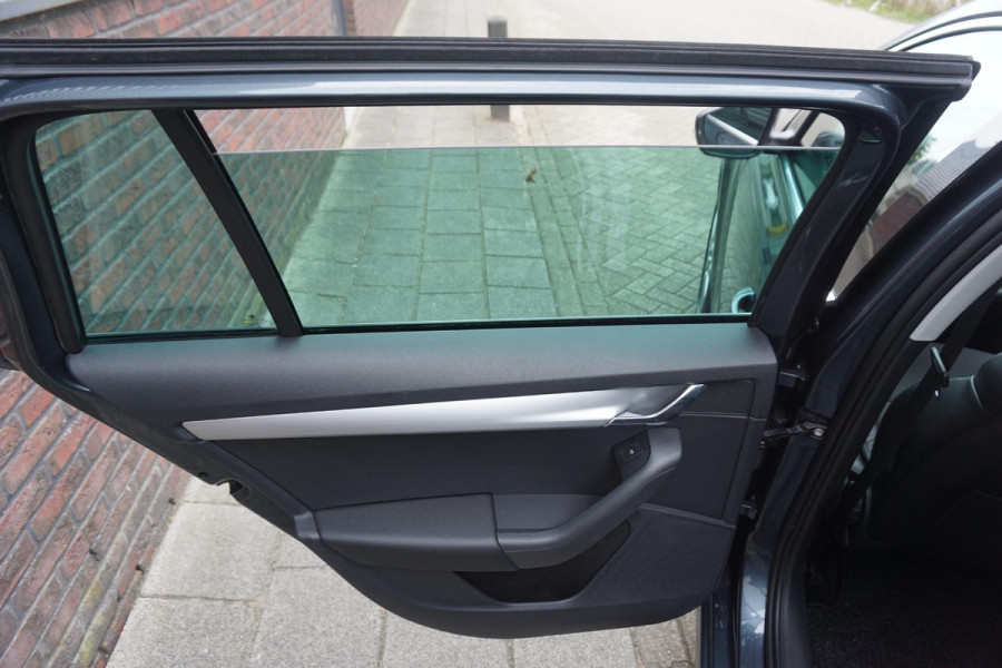 Škoda Octavia Combi 1.5 TSI 150PK/Trekhaak/17Inch/Leer-stof/ Business Edition.