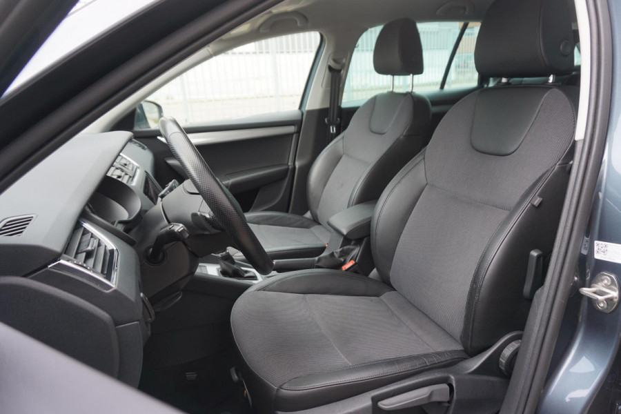 Škoda Octavia Combi 1.5 TSI 150PK/Trekhaak/17Inch/Leer-stof/ Business Edition.