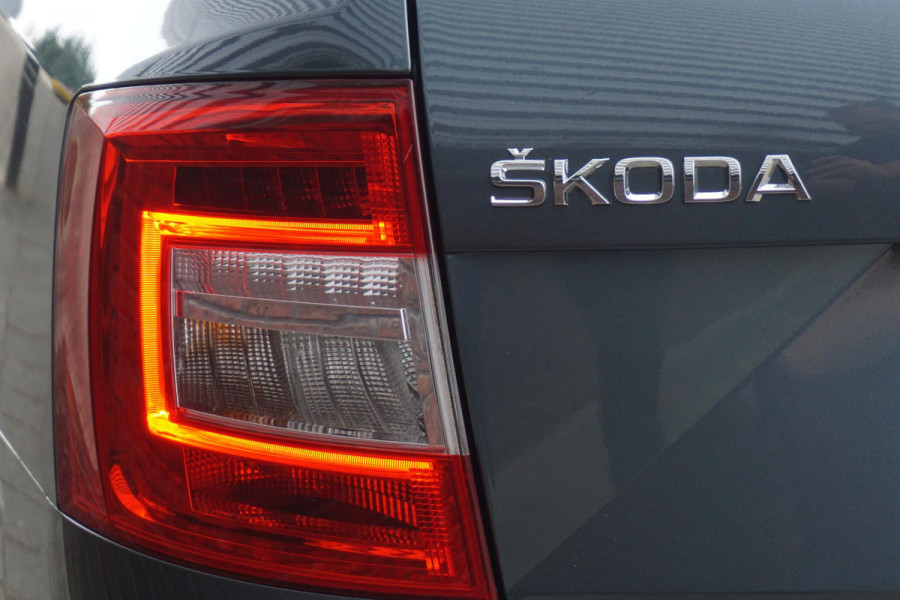 Škoda Octavia Combi 1.5 TSI 150PK/Trekhaak/17Inch/Leer-stof/ Business Edition.