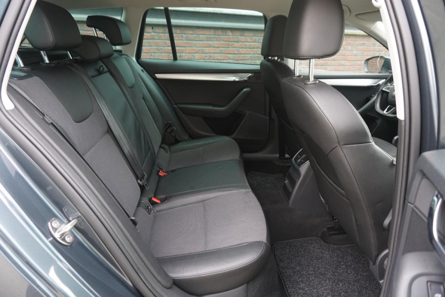 Škoda Octavia Combi 1.5 TSI 150PK/Trekhaak/17Inch/Leer-stof/ Business Edition.