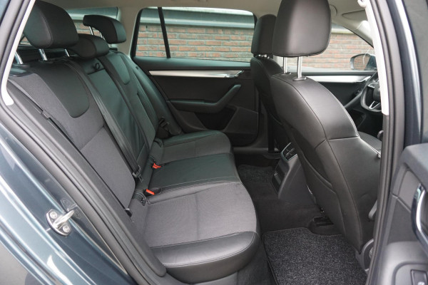 Škoda Octavia Combi 1.5 TSI 150PK/Trekhaak/17Inch/Leer-stof/ Business Edition.