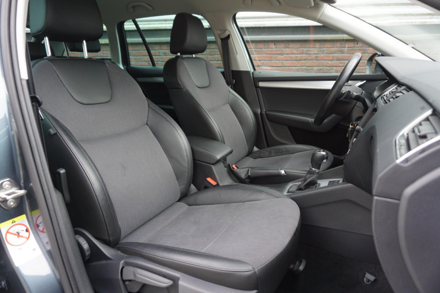 Škoda Octavia Combi 1.5 TSI 150PK/Trekhaak/17Inch/Leer-stof/ Business Edition.