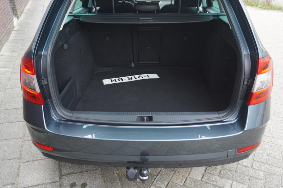 Škoda Octavia Combi 1.5 TSI 150PK/Trekhaak/17Inch/Leer-stof/ Business Edition.