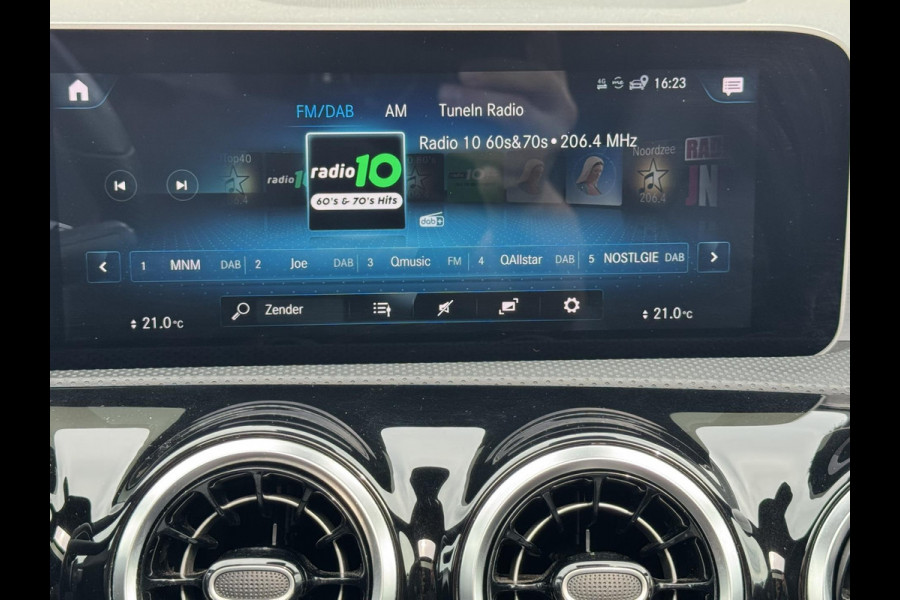 Mercedes-Benz CLA-Klasse Shooting Brake 180 Business Solution AMG Automaat Cruise control Climate control Pano Parkeersensoren
