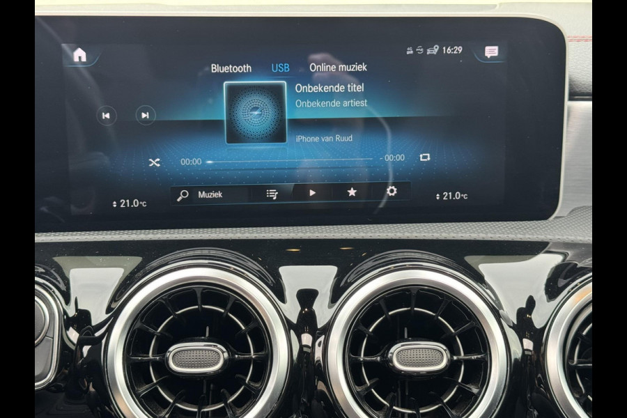 Mercedes-Benz CLA-Klasse Shooting Brake 180 Business Solution AMG Automaat Cruise control Climate control Pano Parkeersensoren