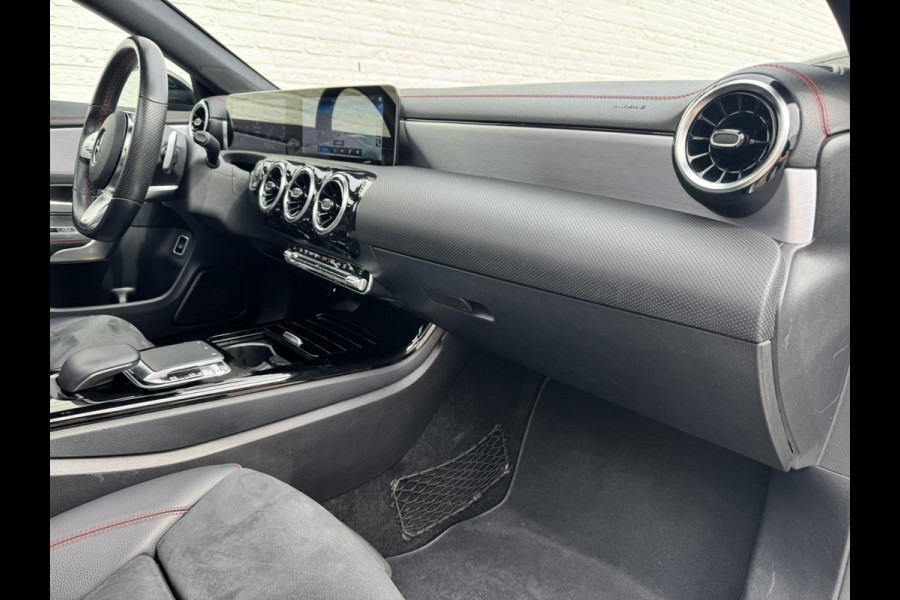 Mercedes-Benz CLA-Klasse Shooting Brake 180 Business Solution AMG Automaat Cruise control Climate control Pano Parkeersensoren