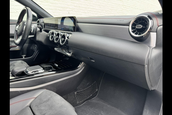 Mercedes-Benz CLA-Klasse Shooting Brake 180 Business Solution AMG Automaat Cruise control Climate control Pano Parkeersensoren