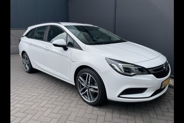 Opel Astra Sports Tourer 1.0 Turbo Online Edition Airco - Cruise control - Parkeersensoren achter - Licht metalen velgen 18 inch - Navigatie - Lederen stuurwiel