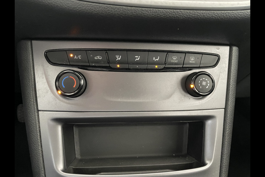 Opel Astra Sports Tourer 1.0 Turbo Online Edition Airco - Cruise control - Parkeersensoren achter - Licht metalen velgen 18 inch - Navigatie - Lederen stuurwiel