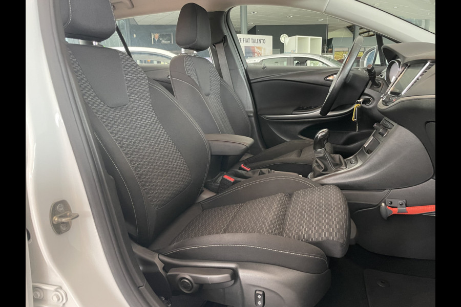 Opel Astra Sports Tourer 1.0 Turbo Online Edition Airco - Cruise control - Parkeersensoren achter - Licht metalen velgen 18 inch - Navigatie - Lederen stuurwiel