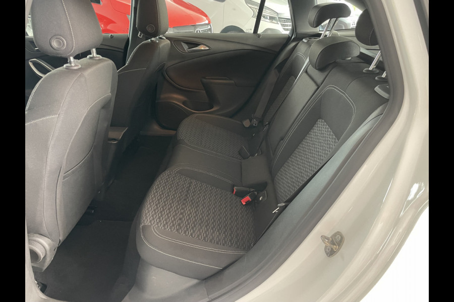 Opel Astra Sports Tourer 1.0 Turbo Online Edition Airco - Cruise control - Parkeersensoren achter - Licht metalen velgen 18 inch - Navigatie - Lederen stuurwiel