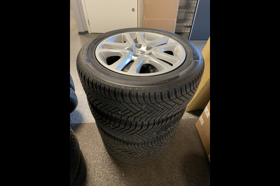 Opel Astra Sports Tourer 1.0 Turbo Online Edition Airco - Cruise control - Parkeersensoren achter - Licht metalen velgen 18 inch - Navigatie - Lederen stuurwiel