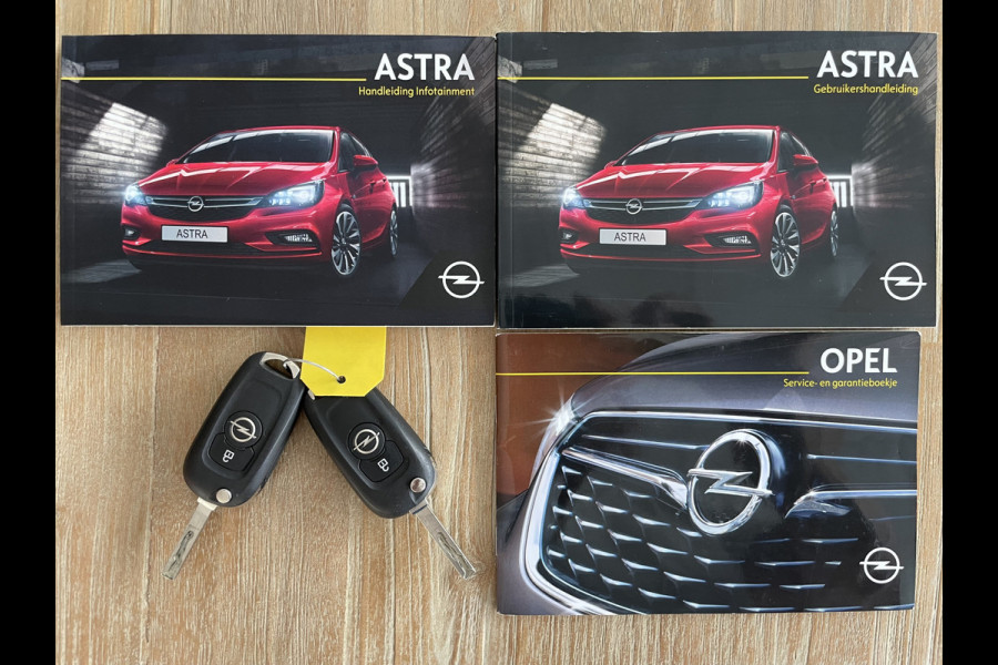 Opel Astra Sports Tourer 1.0 Turbo Online Edition Airco - Cruise control - Parkeersensoren achter - Licht metalen velgen 18 inch - Navigatie - Lederen stuurwiel
