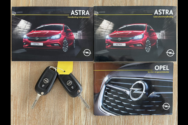 Opel Astra Sports Tourer 1.0 Turbo Online Edition Airco - Cruise control - Parkeersensoren achter - Licht metalen velgen 18 inch - Navigatie - Lederen stuurwiel