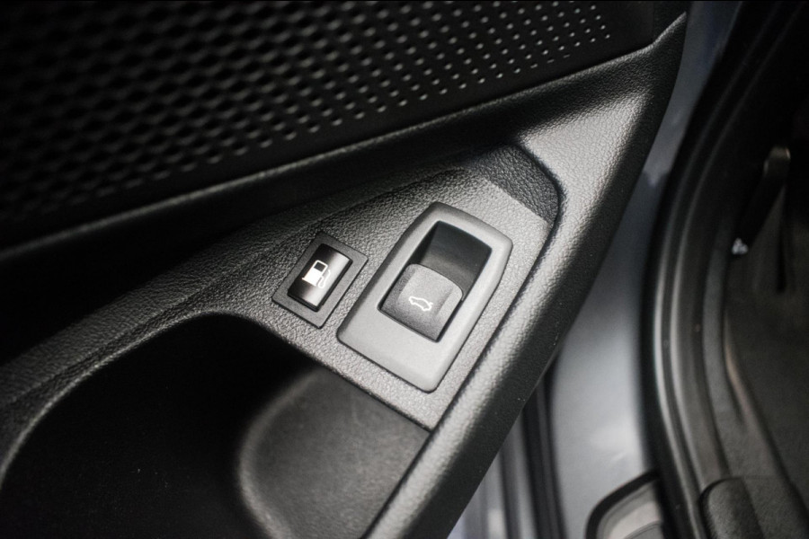 BMW 3 Serie Touring 320e Sportline ORG NL [ Laser Panoramadak Elektrische Trekhaak M Sport Velgen Stoelverwarming Leder Carplay ]