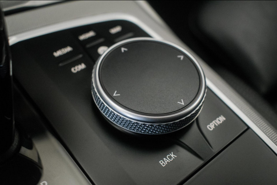 BMW 3 Serie Touring 320e Sportline ORG NL [ Laser Panoramadak Elektrische Trekhaak M Sport Velgen Stoelverwarming Leder Carplay ]