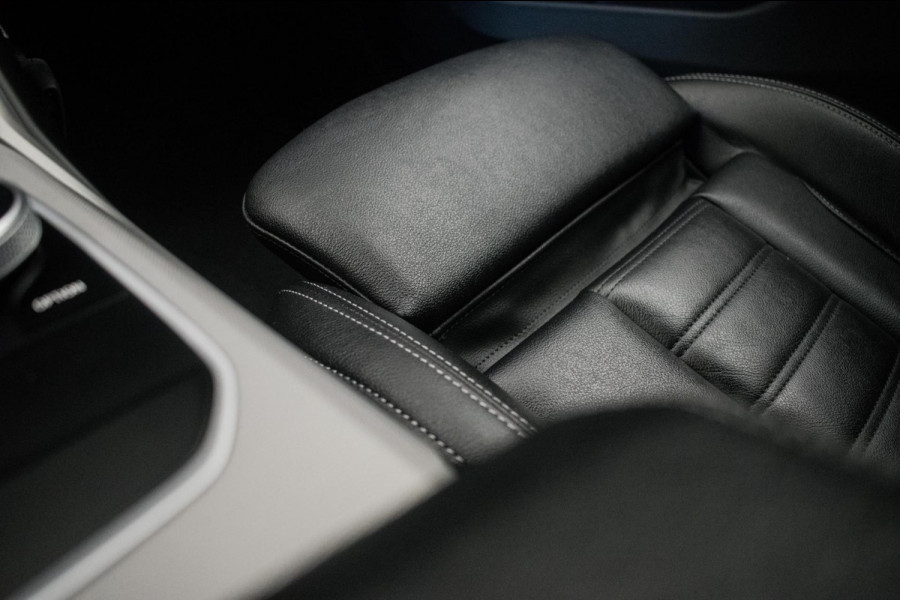 BMW 3 Serie Touring 320e Sportline ORG NL [ Laser Panoramadak Elektrische Trekhaak M Sport Velgen Stoelverwarming Leder Carplay ]