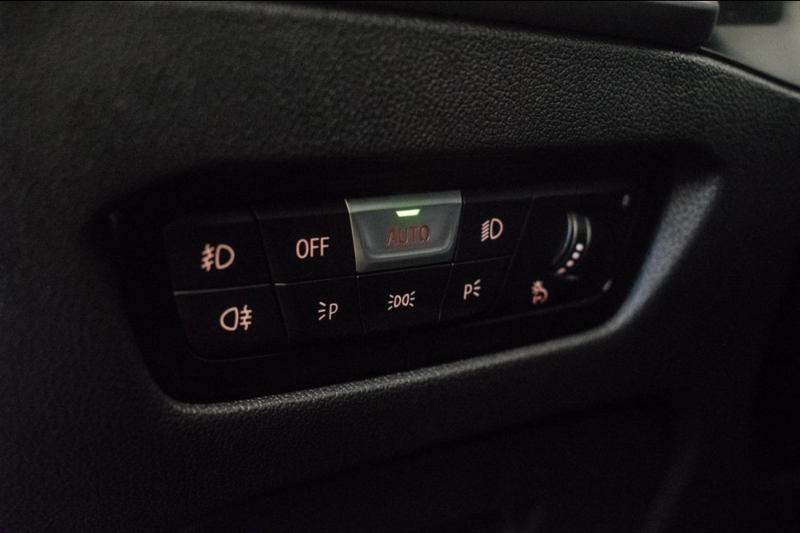 BMW 3 Serie Touring 320e Sportline ORG NL [ Laser Panoramadak Elektrische Trekhaak M Sport Velgen Stoelverwarming Leder Carplay ]