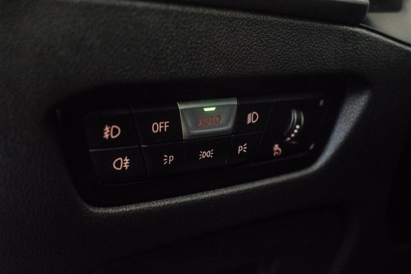 BMW 3 Serie Touring 320e Sportline ORG NL [ Laser Panoramadak Elektrische Trekhaak M Sport Velgen Stoelverwarming Leder Carplay ]