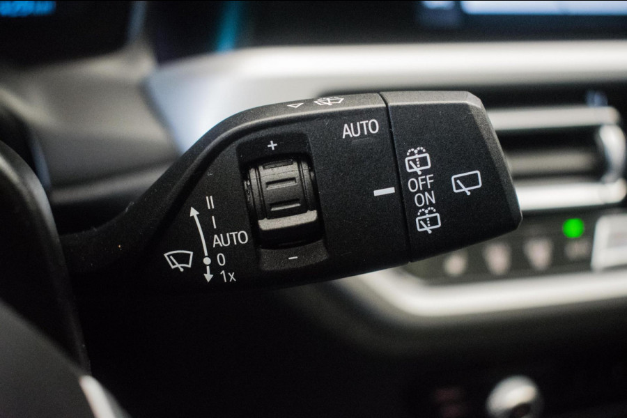 BMW 3 Serie Touring 320e Sportline ORG NL [ Laser Panoramadak Elektrische Trekhaak M Sport Velgen Stoelverwarming Leder Carplay ]