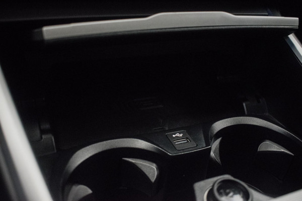 BMW 3 Serie Touring 320e Sportline ORG NL [ Laser Panoramadak Elektrische Trekhaak M Sport Velgen Stoelverwarming Leder Carplay ]