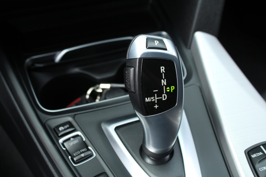 BMW 3 Serie Touring 320i 184pk High Executive Automaat NL-Auto NAP Clima Cruise Navi PDC El. Klep 18"LMV