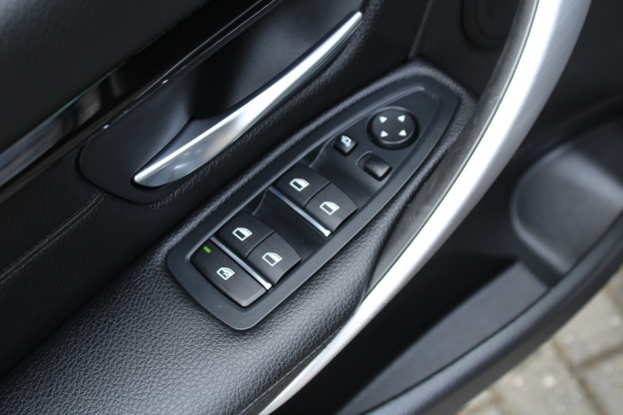 BMW 3 Serie Touring 320i 184pk High Executive Automaat NL-Auto NAP Clima Cruise Navi PDC El. Klep 18"LMV