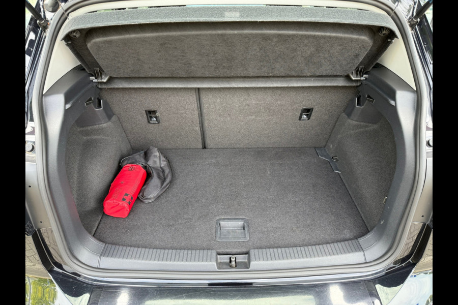 Volkswagen T-Cross 1.0 TSI Style Business R - Automaat- Navi - Trekhaak - Climate