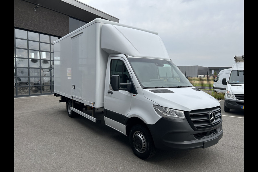 Mercedes-Benz Sprinter 516 CDI Bakwagen / Laadklep / Zijdeur / MBUX / Camera / Navigatie / Airco