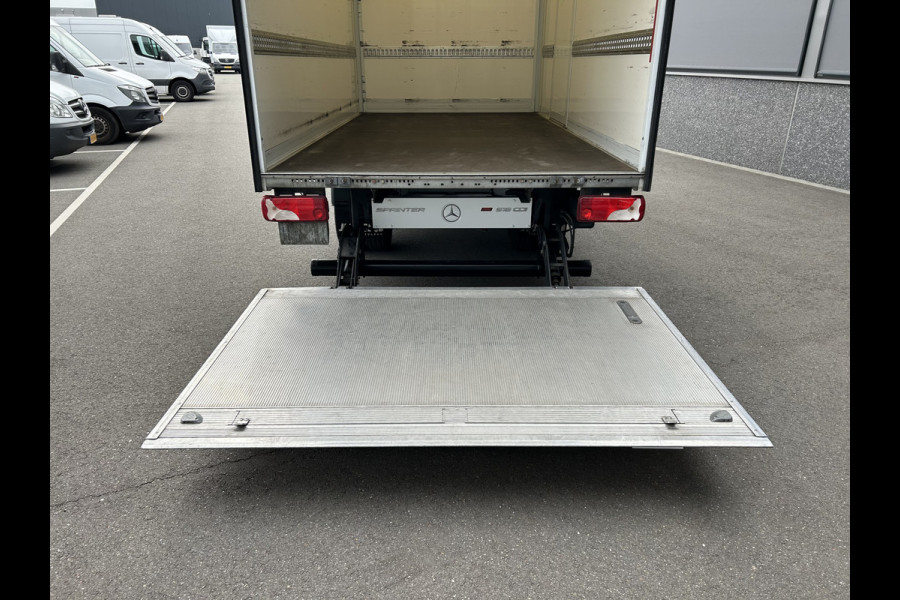Mercedes-Benz Sprinter 516 CDI Bakwagen / Laadklep / Zijdeur / MBUX / Camera / Navigatie / Airco