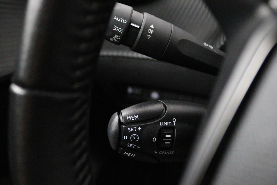 Peugeot 208 1.2 PureTech Blue Lease Active (PARKEERSENSOREN ACHTER, NAVIGATIE, BLUETOOTH, LANE-ASSIST, NL-AUTO)