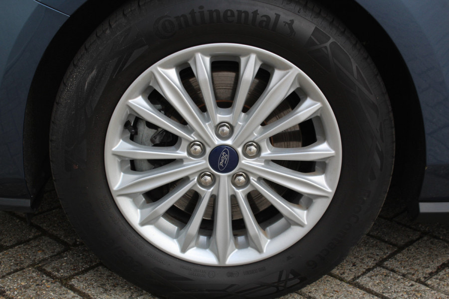Ford FOCUS Wagon 1.0-125pk EcoBoost Titanium Business. Ruime, zeer geschikte gezinsauto ! Autm. airco dual, stoel-, stuur- en voorraamverw., LM wielen, trekhaak, metallic lak, navigatie, telefoonvoorb., cruise control etc