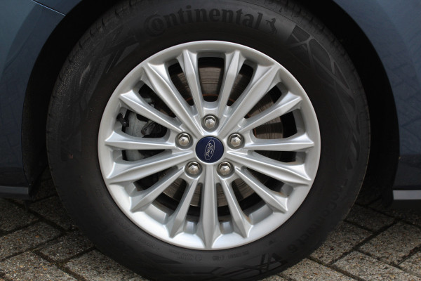 Ford FOCUS Wagon 1.0-125pk EcoBoost Titanium Business. Ruime, zeer geschikte gezinsauto ! Autm. airco dual, stoel-, stuur- en voorraamverw., LM wielen, trekhaak, metallic lak, navigatie, telefoonvoorb., cruise control etc
