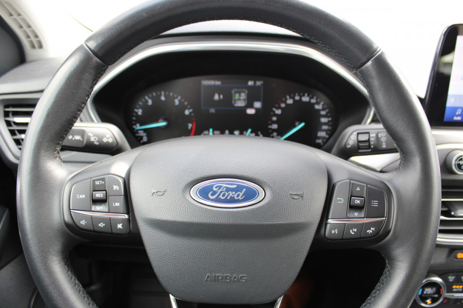Ford FOCUS Wagon 1.0-125pk EcoBoost Titanium Business. Ruime, zeer geschikte gezinsauto ! Autm. airco dual, stoel-, stuur- en voorraamverw., LM wielen, trekhaak, metallic lak, navigatie, telefoonvoorb., cruise control etc