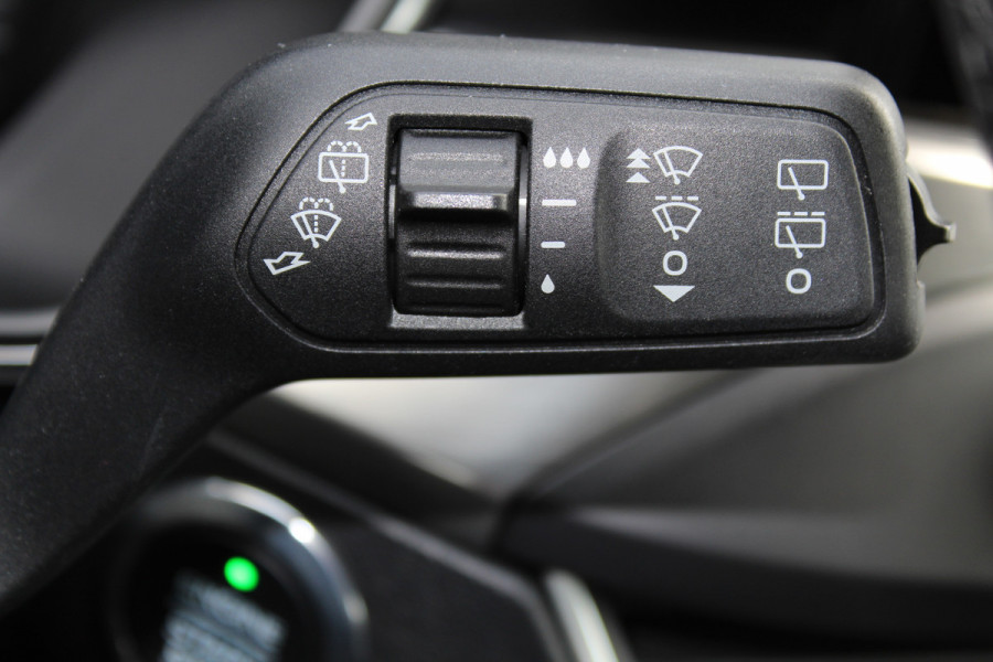Ford FOCUS Wagon 1.0-125pk EcoBoost Titanium Business. Ruime, zeer geschikte gezinsauto ! Autm. airco dual, stoel-, stuur- en voorraamverw., LM wielen, trekhaak, metallic lak, navigatie, telefoonvoorb., cruise control etc