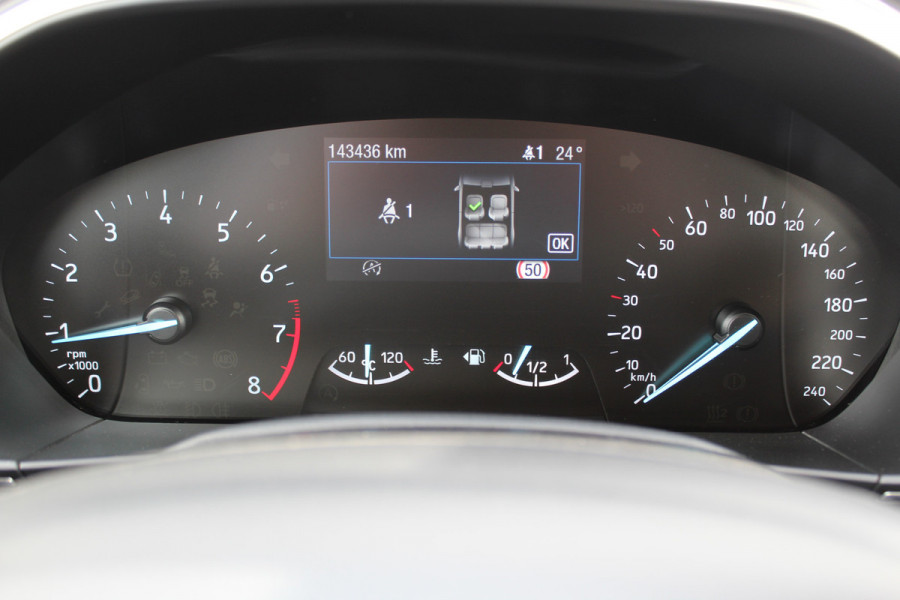 Ford FOCUS Wagon 1.0-125pk EcoBoost Titanium Business. Ruime, zeer geschikte gezinsauto ! Autm. airco dual, stoel-, stuur- en voorraamverw., LM wielen, trekhaak, metallic lak, navigatie, telefoonvoorb., cruise control etc