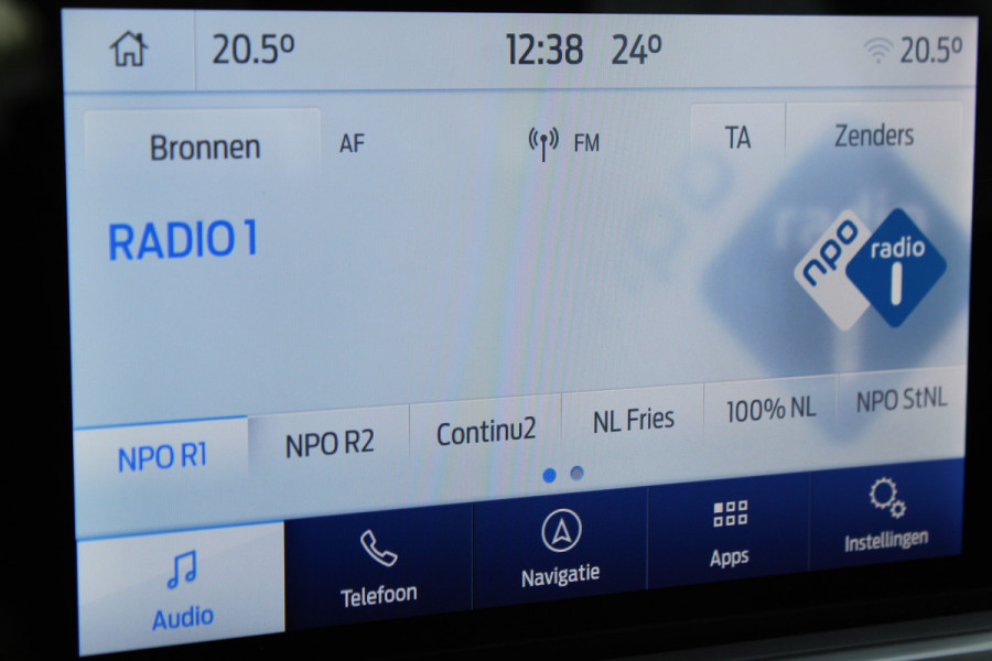 Ford FOCUS Wagon 1.0-125pk EcoBoost Titanium Business. Ruime, zeer geschikte gezinsauto ! Autm. airco dual, stoel-, stuur- en voorraamverw., LM wielen, trekhaak, metallic lak, navigatie, telefoonvoorb., cruise control etc