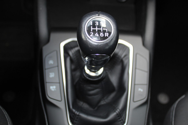 Ford FOCUS Wagon 1.0-125pk EcoBoost Titanium Business. Ruime, zeer geschikte gezinsauto ! Autm. airco dual, stoel-, stuur- en voorraamverw., LM wielen, trekhaak, metallic lak, navigatie, telefoonvoorb., cruise control etc