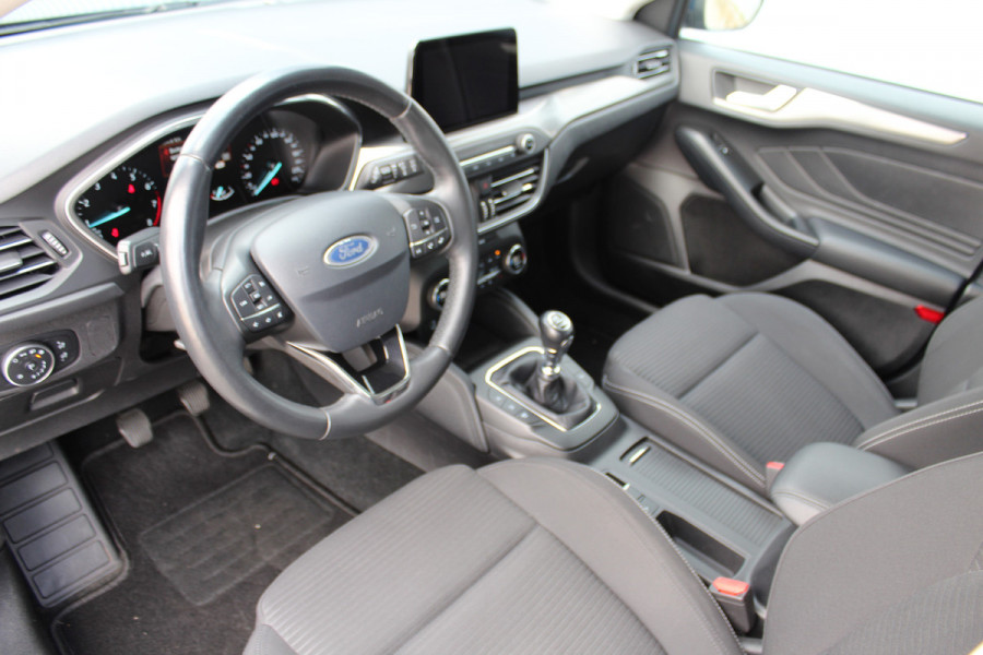 Ford FOCUS Wagon 1.0-125pk EcoBoost Titanium Business. Ruime, zeer geschikte gezinsauto ! Autm. airco dual, stoel-, stuur- en voorraamverw., LM wielen, trekhaak, metallic lak, navigatie, telefoonvoorb., cruise control etc