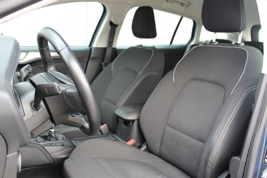 Ford FOCUS Wagon 1.0-125pk EcoBoost Titanium Business. Ruime, zeer geschikte gezinsauto ! Autm. airco dual, stoel-, stuur- en voorraamverw., LM wielen, trekhaak, metallic lak, navigatie, telefoonvoorb., cruise control etc