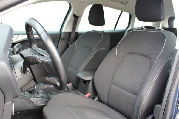 Ford FOCUS Wagon 1.0-125pk EcoBoost Titanium Business. Ruime, zeer geschikte gezinsauto ! Autm. airco dual, stoel-, stuur- en voorraamverw., LM wielen, trekhaak, metallic lak, navigatie, telefoonvoorb., cruise control etc