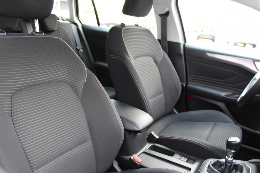 Ford FOCUS Wagon 1.0-125pk EcoBoost Titanium Business. Ruime, zeer geschikte gezinsauto ! Autm. airco dual, stoel-, stuur- en voorraamverw., LM wielen, trekhaak, metallic lak, navigatie, telefoonvoorb., cruise control etc