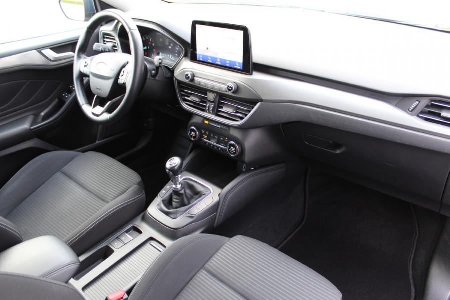Ford FOCUS Wagon 1.0-125pk EcoBoost Titanium Business. Ruime, zeer geschikte gezinsauto ! Autm. airco dual, stoel-, stuur- en voorraamverw., LM wielen, trekhaak, metallic lak, navigatie, telefoonvoorb., cruise control etc