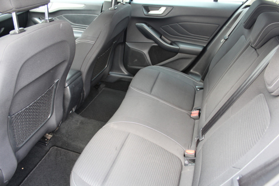 Ford FOCUS Wagon 1.0-125pk EcoBoost Titanium Business. Ruime, zeer geschikte gezinsauto ! Autm. airco dual, stoel-, stuur- en voorraamverw., LM wielen, trekhaak, metallic lak, navigatie, telefoonvoorb., cruise control etc