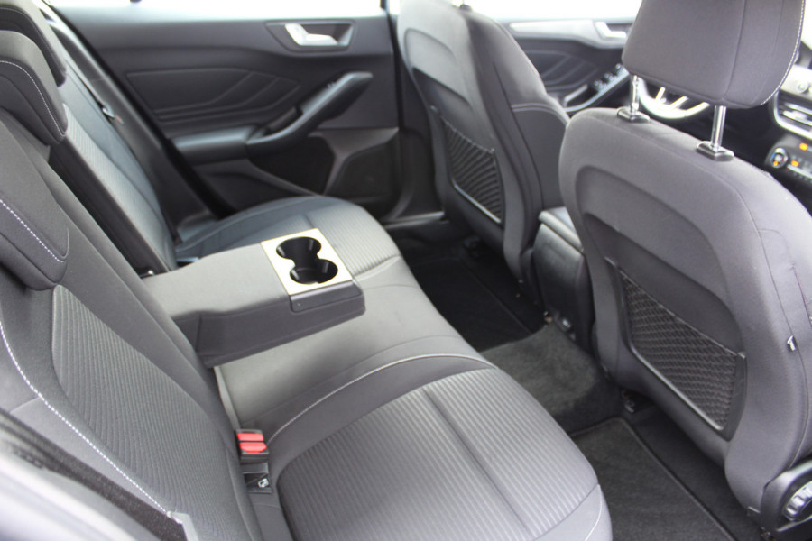 Ford FOCUS Wagon 1.0-125pk EcoBoost Titanium Business. Ruime, zeer geschikte gezinsauto ! Autm. airco dual, stoel-, stuur- en voorraamverw., LM wielen, trekhaak, metallic lak, navigatie, telefoonvoorb., cruise control etc