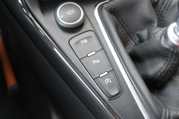 Ford FOCUS Wagon 1.5 EcoBoost 150 PK Titanium | Trekhaak | 1500 KG Trekgewicht | Navigatie | PDC V + A | Climate Control | Cruise Control | Voorruitverwarming | Dealeronderhouden