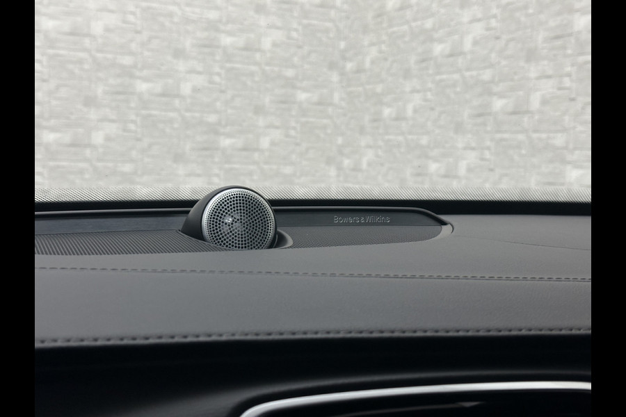 Volvo XC90 T8 R 455PK Long Range Ultimate Dark | Luchtvering | Bowers & Wilkins | 360 Camera | Panorama | Pilot-Assist | R-Design | ACC | Stoelventilatie | Trekhaak | Head-Up | Keyless-Entry | Sportstoelen | Memory | Standkachel | Stuurverwarming | Full-LED | Zonwering | BLIS | Carplay |