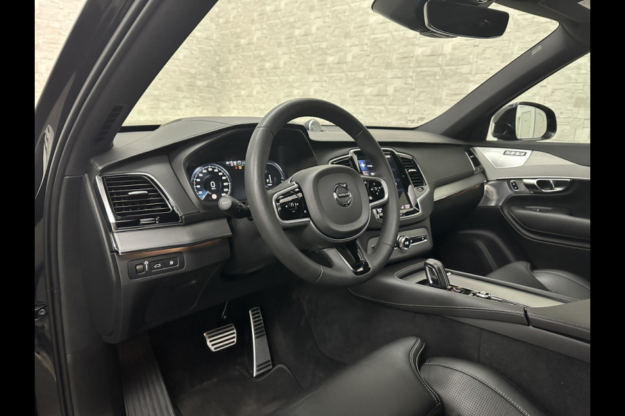 Volvo XC90 T8 R 455PK Long Range Ultimate Dark | Luchtvering | Bowers & Wilkins | 360 Camera | Panorama | Pilot-Assist | R-Design | ACC | Stoelventilatie | Trekhaak | Head-Up | Keyless-Entry | Sportstoelen | Memory | Standkachel | Stuurverwarming | Full-LED | Zonwering | BLIS | Carplay |